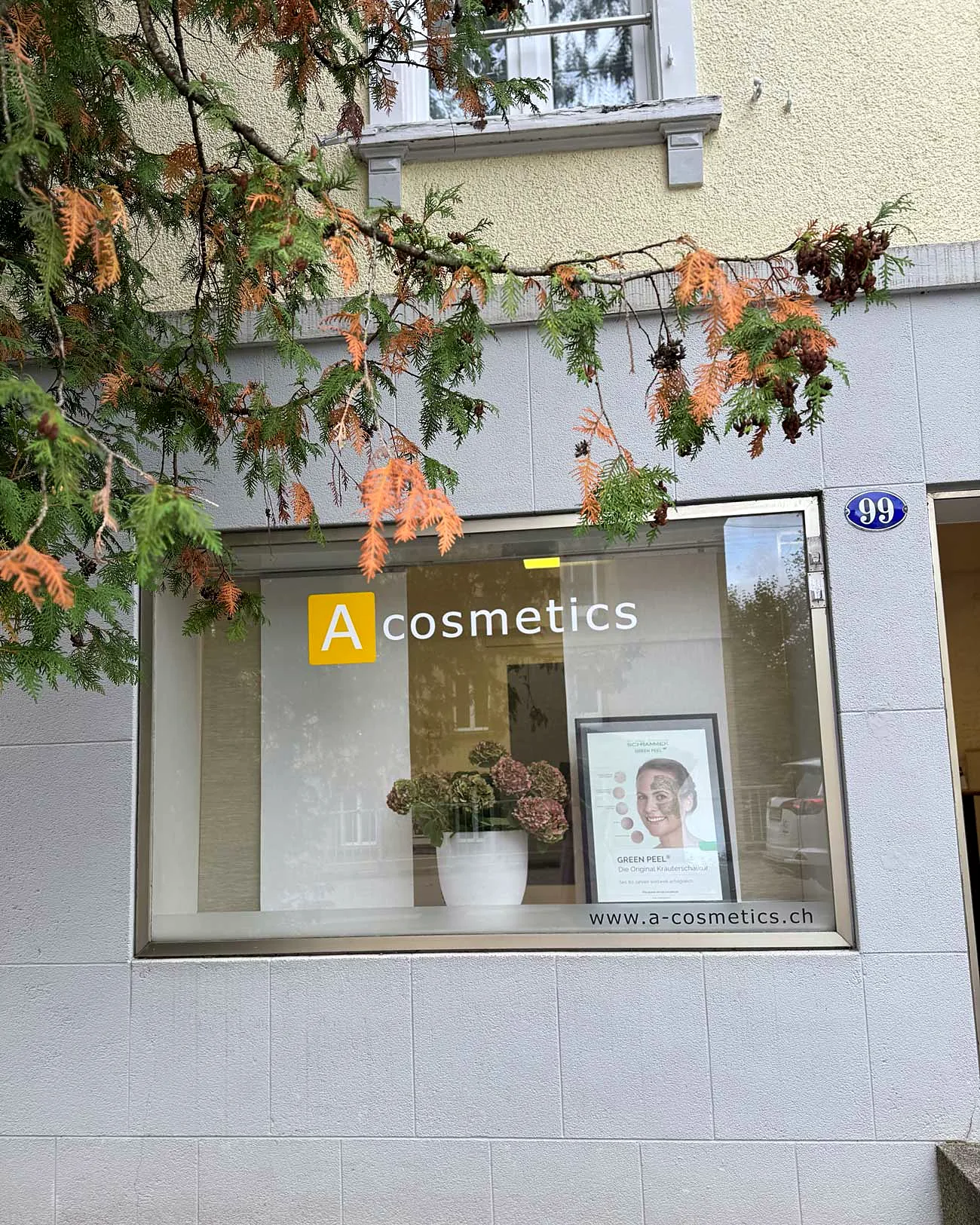 Schaufenster von A-Cosmetics an der Felsenstrasse mit Blumen