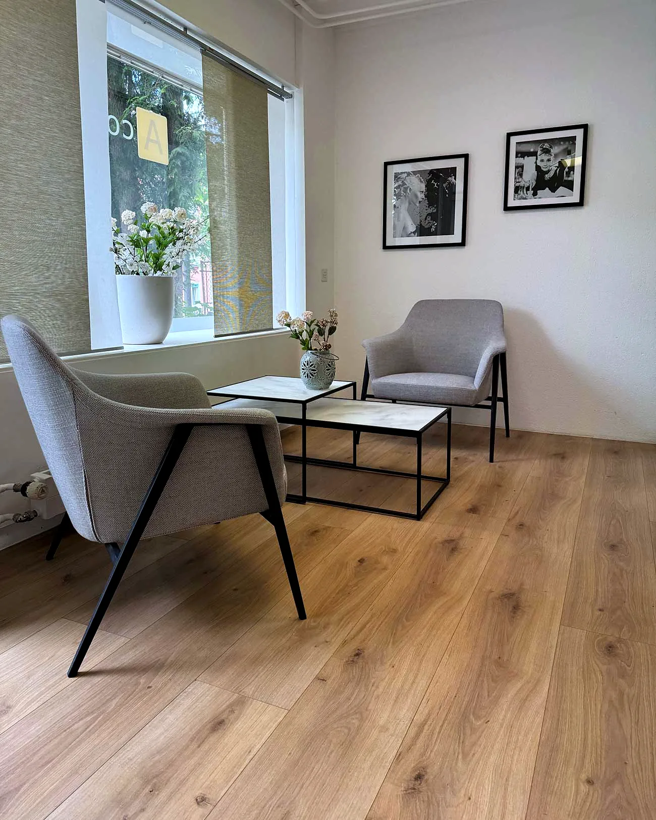 Eingangsbereich des Studios mit Sessel und Bildern